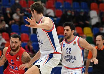 Mike James, Tibor Pleiss i Vasilije Micić