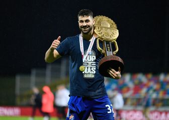 Joško Gvardiol s trofejem Kupa
