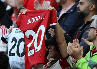 Liverpoolovi navijači sa Jotinim dresom