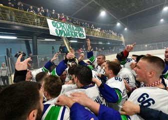 Hokejaši i navijači Siska