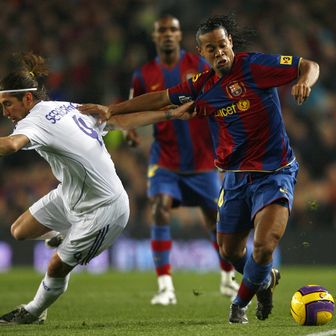 Sergio Ramos i Ronaldinho (Foto: AFP)