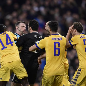 Igrači Juventusa okružili suca Olivera (Foto: AFP)