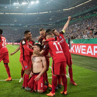 Luka Jović slavi gol s igračima Eintrachta (Foto: AFP)