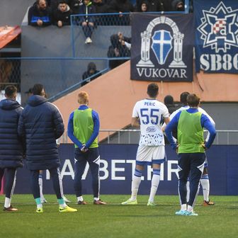 Dinamovci ispred Bad Blue Boysa