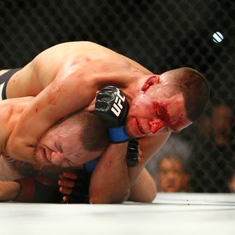 Nate Diaz guši McGregora (Foto: AFP)
