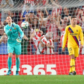 Razočarani igrači Barcelone (Foto: AFP)