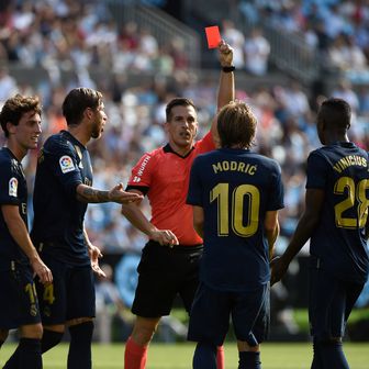 Modrić dobio crveni karton (Foto: AFP)