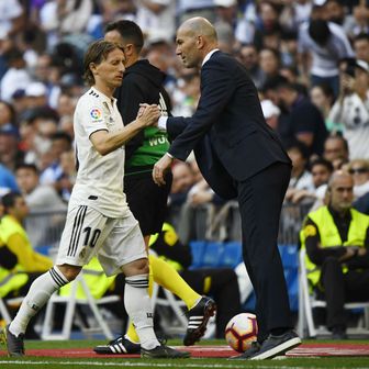 Luka Modrić i Zinedine Zidane (Foto: AFP)