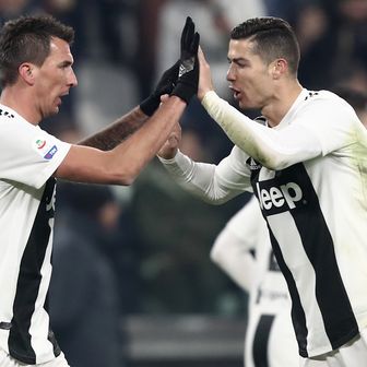 Mario Mandžukić i Cristiano Ronaldo (Foto: AFP)