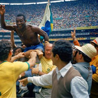 Pele na stadionu Azteca 1970. nakon što je s Brazilom osvojio treći naslov svjetskog prvaka