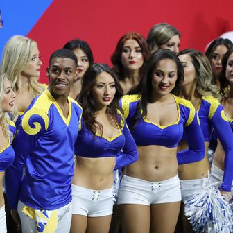 Cheerleadersice LA Ramsa s muškim članovima (Foto: AFP)