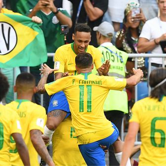 Neymar slavi sa suigračima (Foto: AFP)