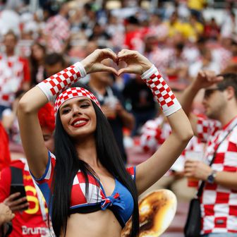 Navijačka atmosfera na tribinama uoči utakmice Hrvatska - Francuska (Foto: AFP)