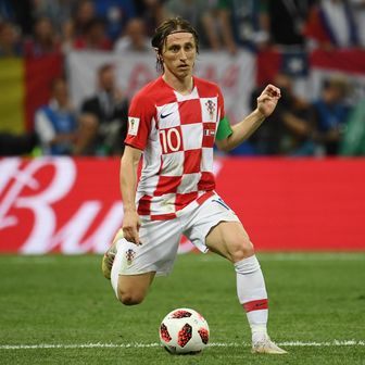 Luka Modrić s loptom protiv Francuske (Foto: AFP)