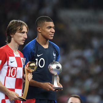 Luka Modrić s trofejem najboljeg igrača Svjetskog prvenstva (Foto: AFP)