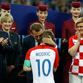 Luka Modrić prima nagradu za najboljeg igrača SP-a (Foto: AFP)