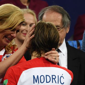 Luka Modrić prima čestitke (Foto: AFP)