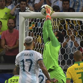 Alisson brani Messijev slobodnjak (Foto: AFP)