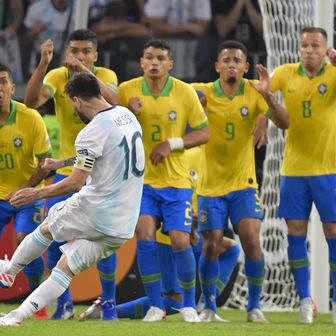 Lionel Messi puca slobodni udarac (Foto: AFP)