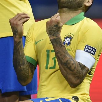 Dani Alves moli za promašaj Messija (Foto: AFP)