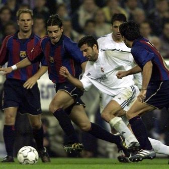 Luis Figo protiv Barcelone (Foto: AFP)