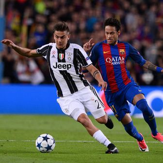 Dybala i Neymar u duelu za loptu (Foto: AFP)