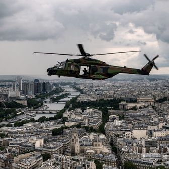 Helikopter nadlijeće rijeku Seinu