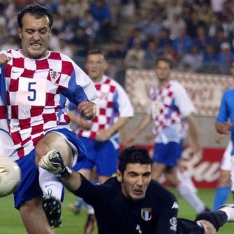 Milan Rapaić protiv Gigija Buffona (Foto: AFP)