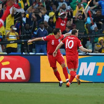 Ashley Cole slavi gol, Lampard i Rooney prosvjeduju (Foto: AFP)