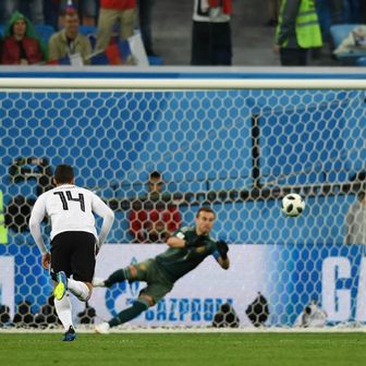 Mohamed Salah zabija gol iz penala (Foto: AFP)