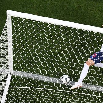 Gary Cahill spašava s crte (Foto: AFP)