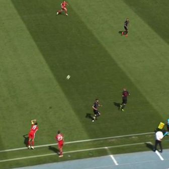 Bale ubacuje loptu sa strane (GOL.hr)