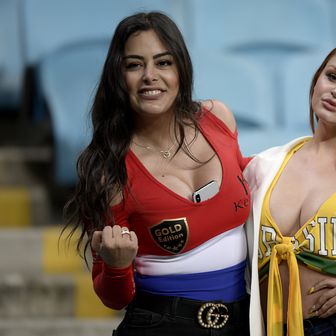 Larissa Riquelme i brazilska navijačica (Foto: AFP)