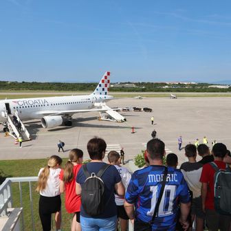 FOTO Vatreni napustili Hrvatsku: U zračnoj luci na Krku dočekalo ih je iznenađenje