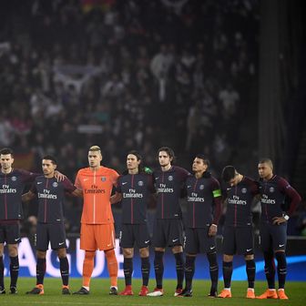 Igrači PSG-a tijekom minute šutnje za Davidea Astorija (Foto: AFP)