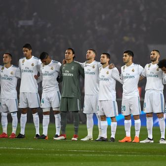 Igrači Reala tijekom minute šutnje za Davidea Astorija (Foto: AFP)