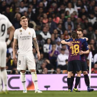 Ivan Rakitić i Jordi Alba slave pogodak protiv Reala (Foto: AFP)