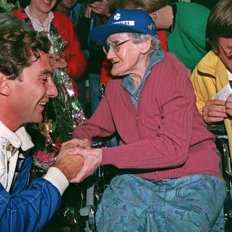 Obožavateljica Jeannea Damerota i Ayrton Senna u veljači 1994. (Foto: AFP)