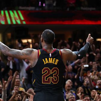 LeBron James slavi pobjednički koš (Foto: AFP)