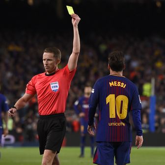 Sudac Hernandez pokazuje žuti karton Lionelu Messiju (Foto: AFP)