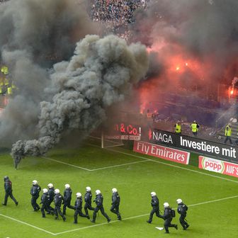 Navijači HSV-a napravili su kaos (Foto: AFP)