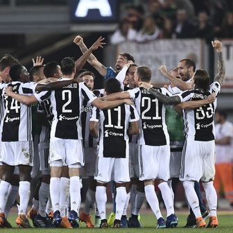 Igrači Juventusa slave osvojeni Scudetto (Foto: AFP)