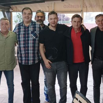 Nikola Jurčević i Zoran Tomić s okupljenim novinarima u NK Špansko