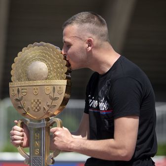 Navijači Hajduka s trofejem Kupa