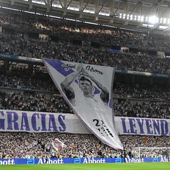 Koreografija navijača Real Madrida upućena Toniju Kroosu