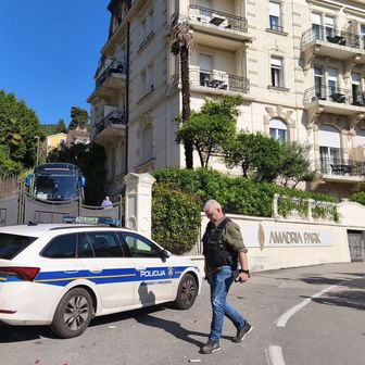 Armada razbijala ispred hotela s igračima Slavena