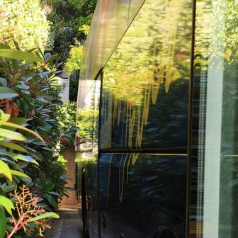 Armada razbijala ispred hotela s igračima Slavena