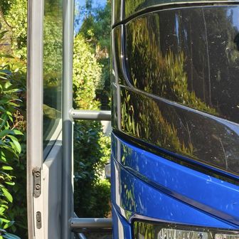 Armada razbijala ispred hotela s igračima Slavena