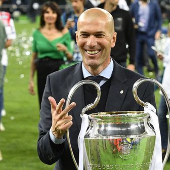 Zinedine Zidane s trofejem Lige prvaka (Foto: AFP)