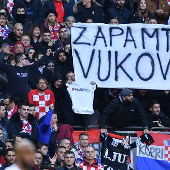 Navijači s transparentom Vukovar (Foto: AFP)